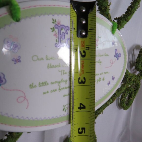 Green Botanical Wreath with "Family" Ceramic Plaque Faux Moss Thick Metal - Picture 11 of 12